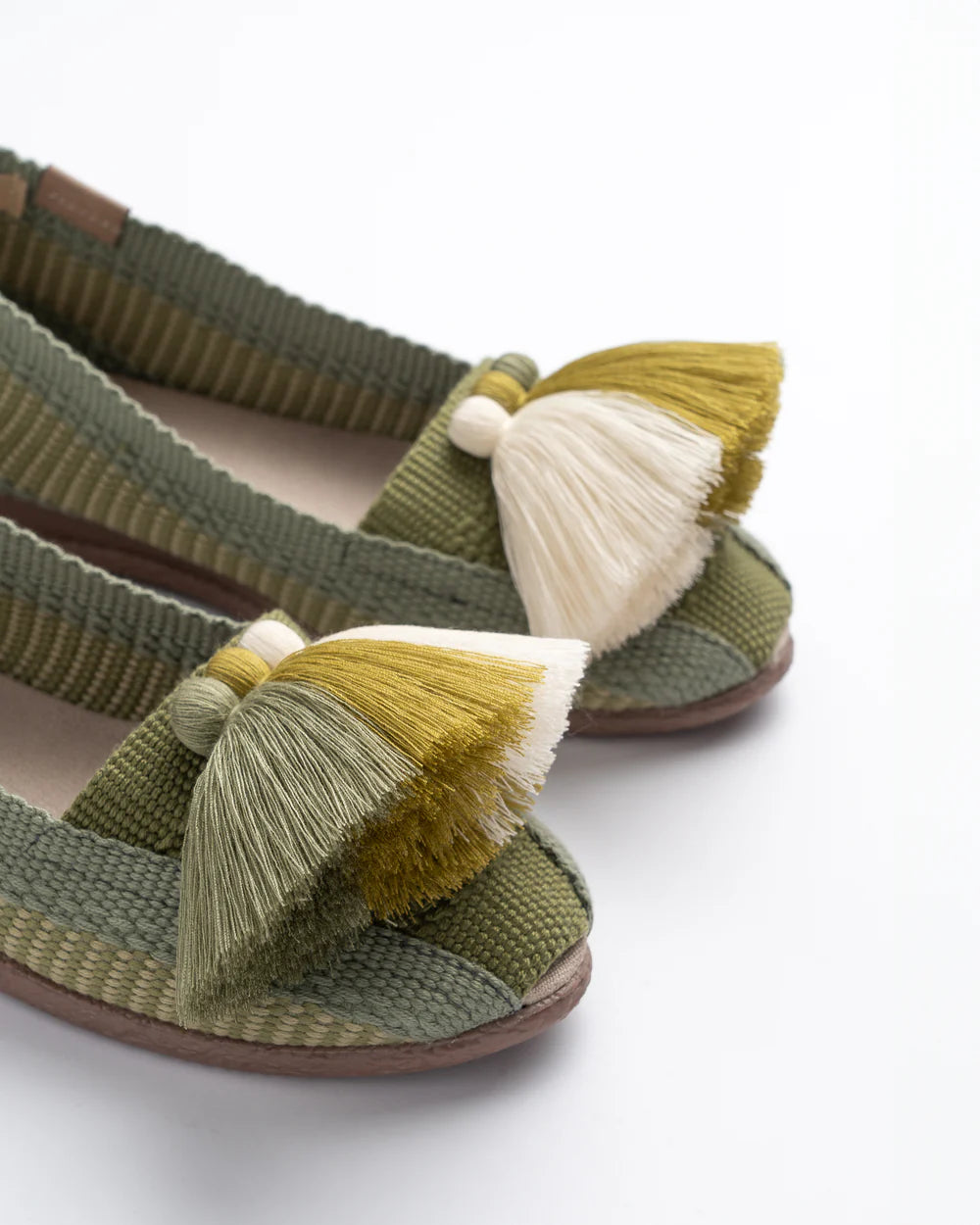 Alpargatas tejidas con pompones tallas 26-33 Olivo KIDS