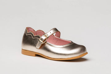 Merceditas en piel con cortorno festoneado trasero y cierre de hebilla GLAM color dorado