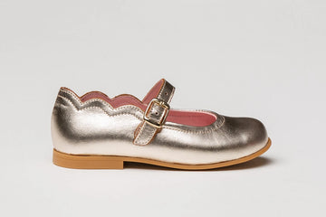 Merceditas en piel con cortorno festoneado trasero y cierre de hebilla GLAM color dorado