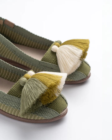 Alpargatas tejidas con pompones tallas 26-33 Olivo KIDS